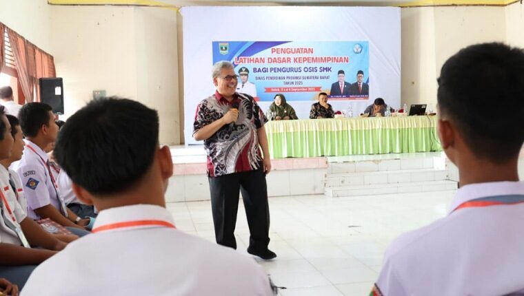 ketua-dprd-sumbar-motivasi-siswa-jadi-pemimpin-masa-depan