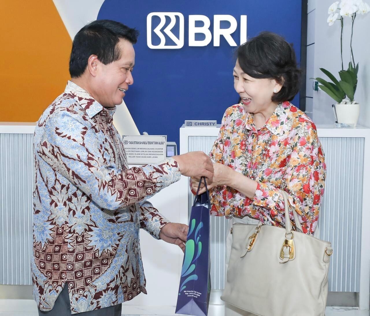 peringati-hari-pelanggan-nasional,-direksi-bri-sapa-langsung-nasabah-di-beberapa-daerah