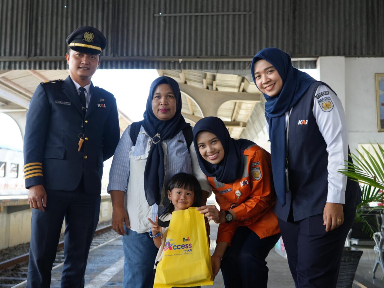 hari-pelanggan-nasional,-penumpang-kaget-dapat-hadiah-dari-kai-divre-ii -sumbar 