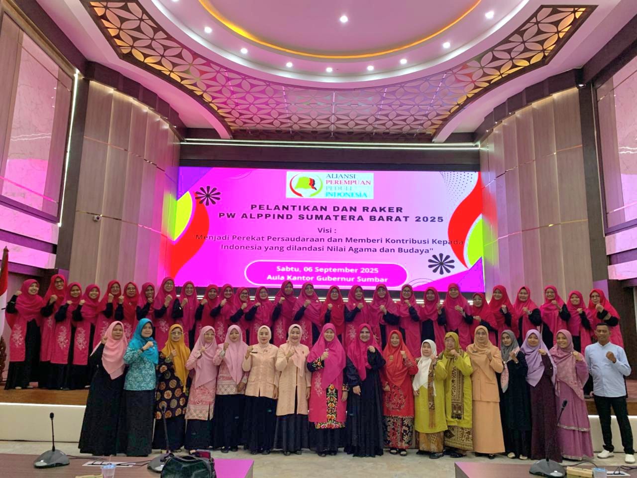 hj-nevi-zuairina-dikukuhkan-sebagai-ketua-alppind-sumbar-2025-2030