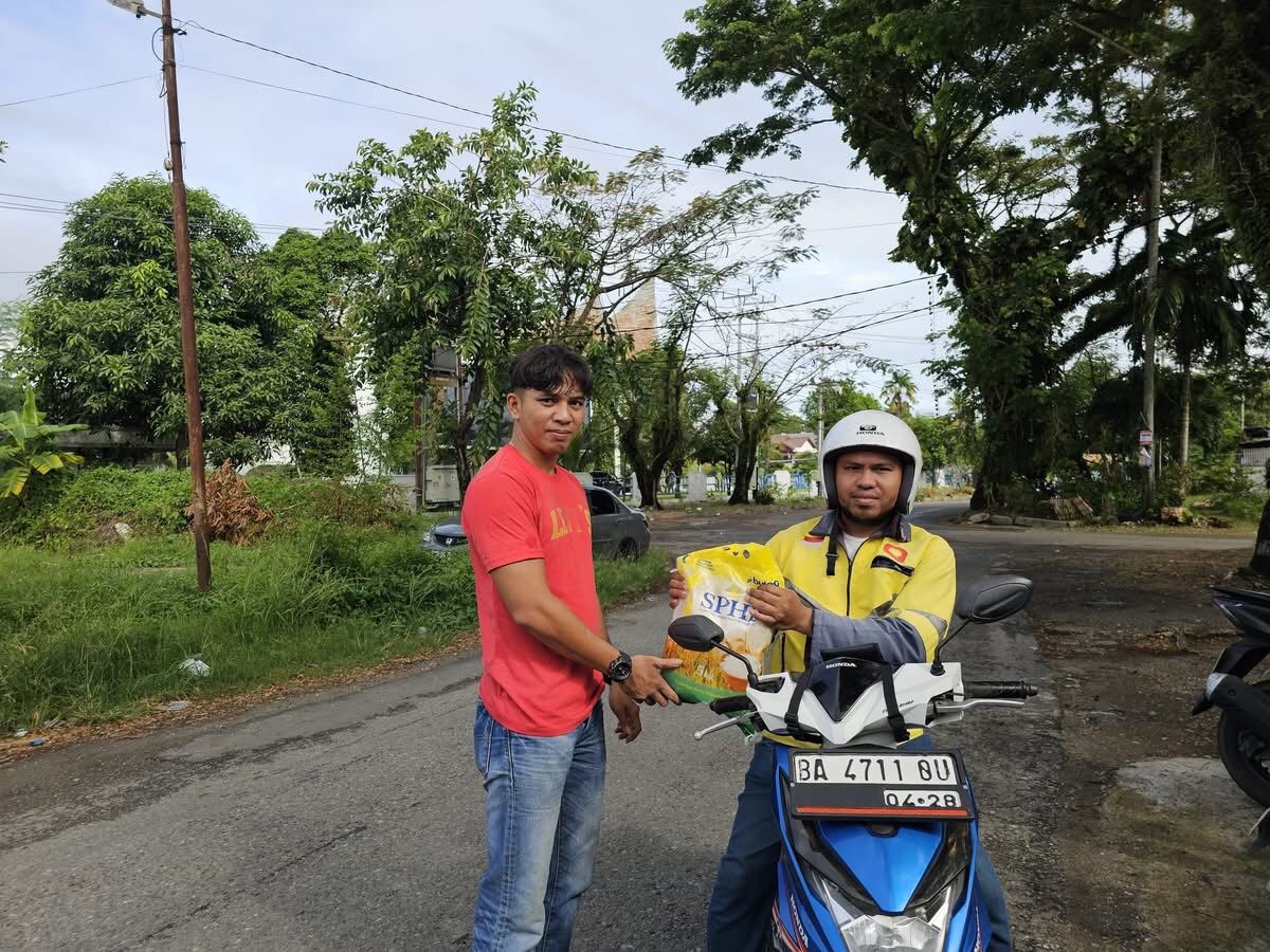 peringati-maulid-nabi,-lisda-hendrajoni-rangkul-driver-ojol-lewat-aksi-berbagi