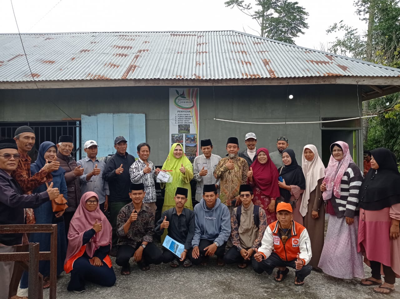 legislator-dpr-ri,-nevi-zuairina-serahkan-bantuan-bentor-untuk-pengelolaan-sampah-di-agam