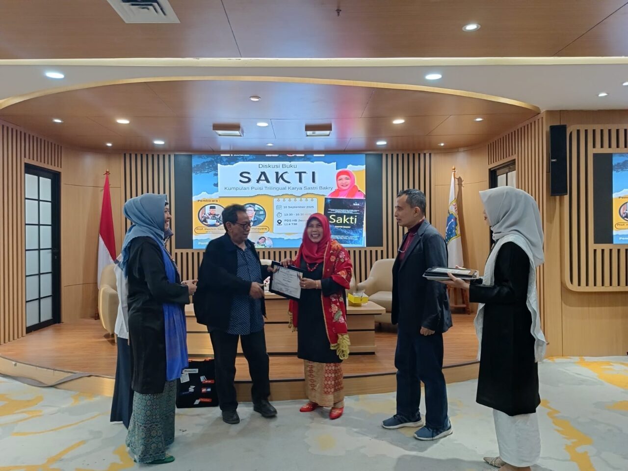 diskusi-buku-kumpulan-puisi-sakti-tiga-bahasa-sastri-bakry-di-tim,-karya-penyair-berotak-kiri-dan-kanan