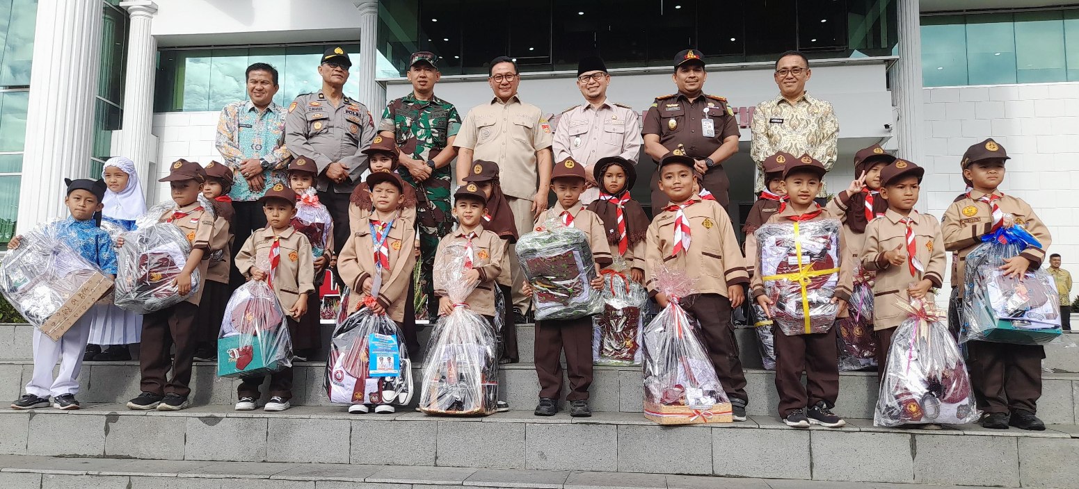 wako-bukittinggi-serahkan-seragam-sekolah-senilai-rp2,8-miliar