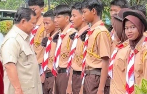 disambut-yel-yel-meriah,-prabowo-perdana-tinjau-sekolah-rakyat-di-jakarta