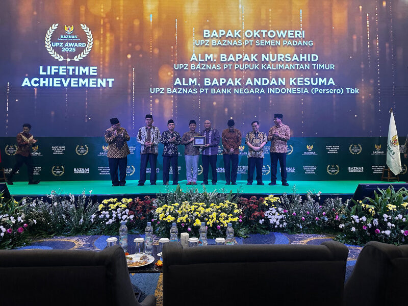 berkat-dedikasi-kelola-zakat,-mantan-dirkeu-pt-semen-padang-oktoweri-raih-penghargaan-lifetime-achievement-dari-baznas-ri