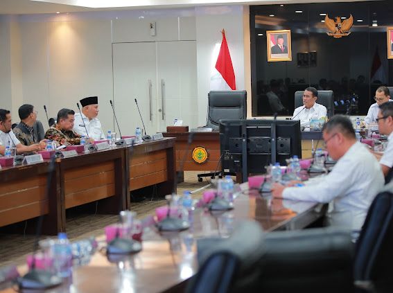 gubernur-mahyeldi-terima-bantuan-bibit-jagung,-kopi-dan-kelapa-dari-menteri-pertanian