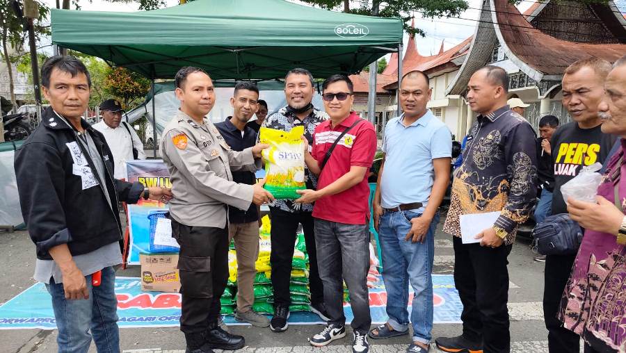 owner-‘bebek-ngalau’-peduli-donasikan-1-ton-beras,-solidaritas-untuk-pedagang-pasar-payakumbuh