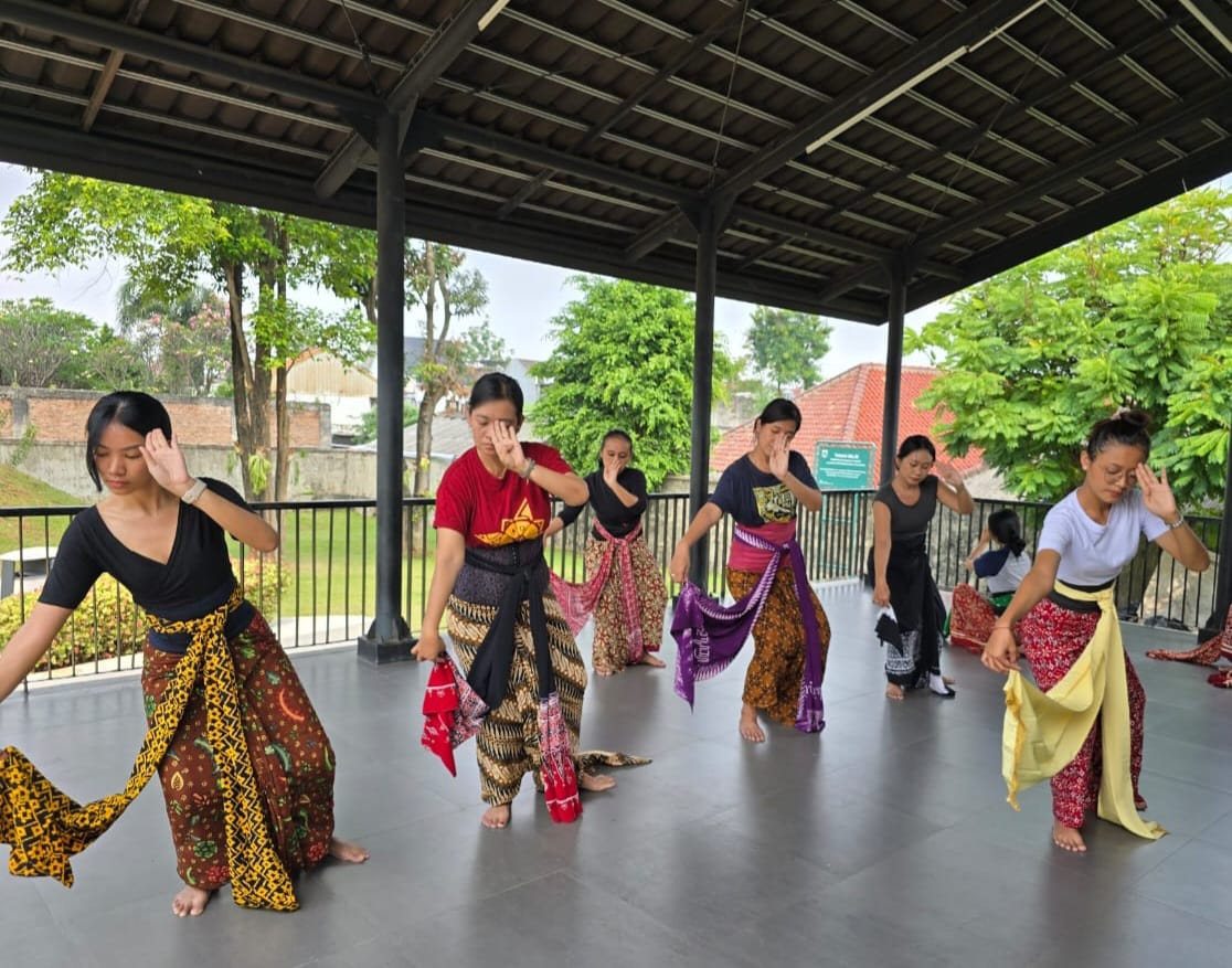 pementasan-langen-mataya-bedhayan-gandrungmanis,-reaktualisasi-tari-berdasarkan-naskah-kuno