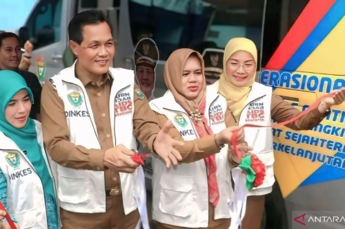 mobil-kesehatan-gratis-bupati-muara-enim:-“hiace-mewah-disulap-jadi-klinik-berjalan,-layani-warga-desa-dua-kali-seminggu!”