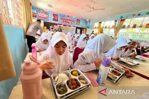 anak-sd-di-solok-rebutan-“makan-bergizi-gratis”,-program-prabowo-yang-bikin-menu-sekolah-laris-manis