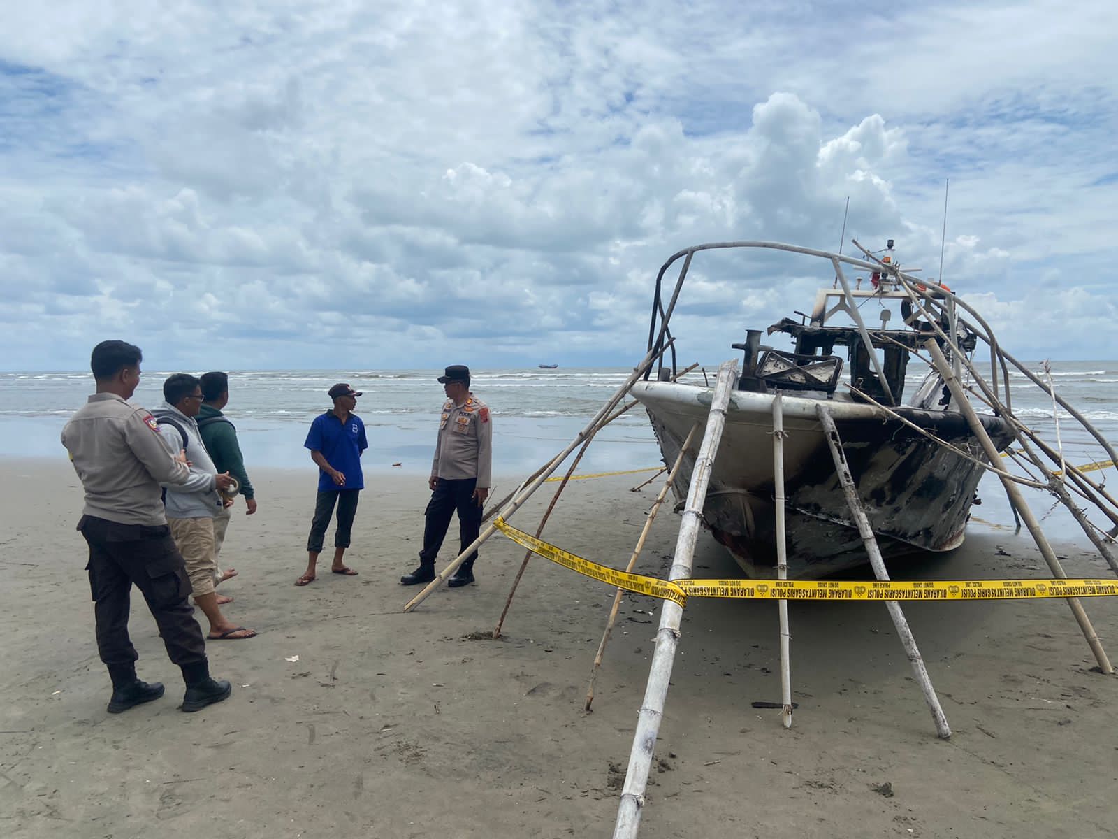 speedboat-patroli-kkp-dibakar-nelayan-di-muara-air-haji-pesisir-selatan,-delapan-petugas-selamat