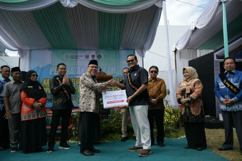 pt-semen-padang-salurkan-bantuan-bedah-rumah-untuk-keluarga-beresiko-stunting-di-padang