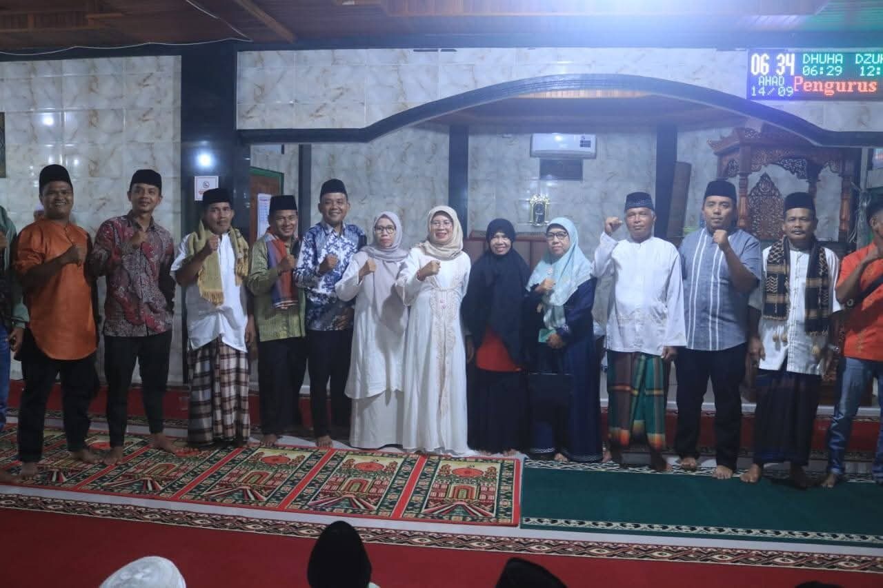 wabup-leli-arni-subuh-berjamaah-dan-didikan-subuh-di-masjid-nurul-huda-nagari-silago