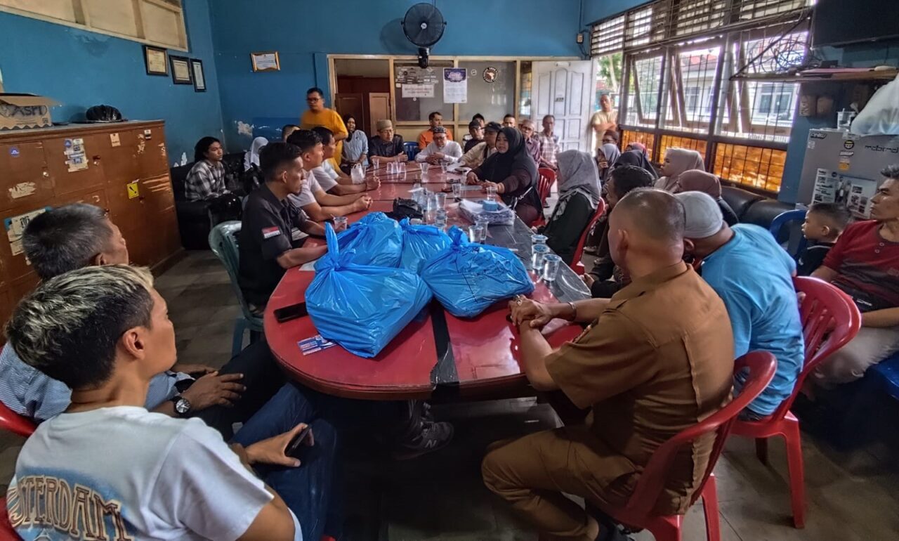 bw-luak-limopuluah-distribusikan-bantuan-donatur-ke-pedagang-korban-kebakaran-pasar-payakumbuh