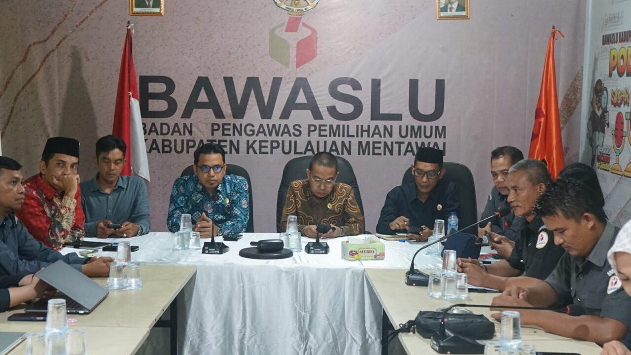 bawaslu-sumbar-dan-komisi-informasi-perkuat-keterbukaan-informasi-publik-di-bawaslu-mentawai