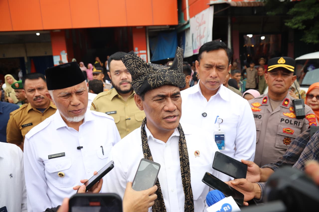 mentan-amran-tinjau-pasar-lubuk-buaya,-pastikan-pemerintah-masifkan-beras-sphp-untuk-jaga-harga