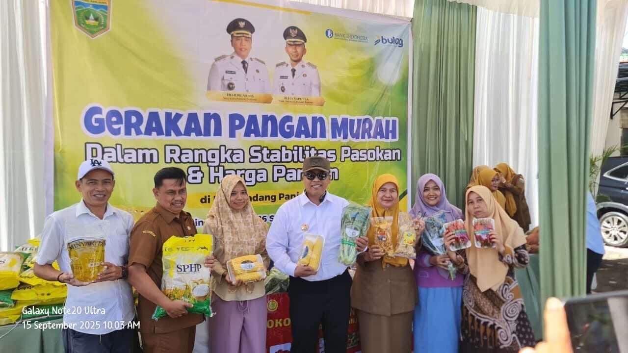 warga-padang-panjang-serbu-pasar-murah 