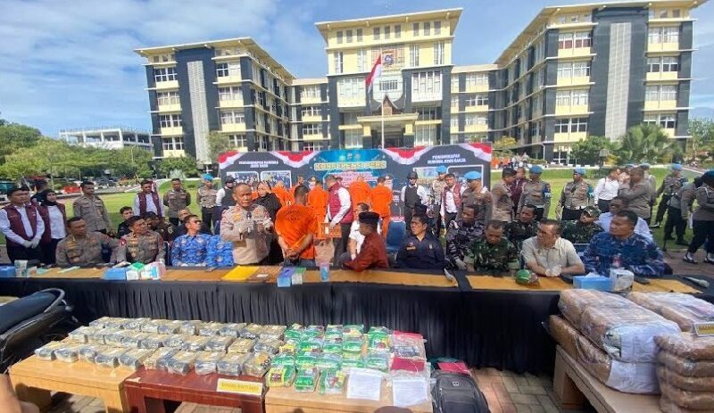 polda-sumbar-berhasil-gagalkan-peredaran-98-kg-sabu-dan-ganja-kering