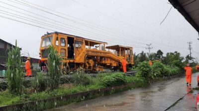 siap-hadapi-musim-hujan,-kai-divre-ii-sumbar-tingkatkan-kewaspadaan-untuk-keamanan-perjalanan-kereta-api