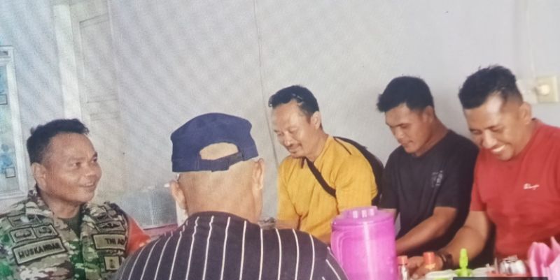 babinramil-01-sikabaluan-sambangi-pedagang,-bahas-dan-berbincang-harga-komoditi