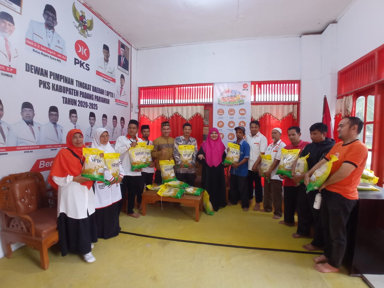 hj.-nevi-zuairina-titipkan-bantuan-beras-untuk-8-dpd-pks-di-wilayah-sumatera-barat-ii