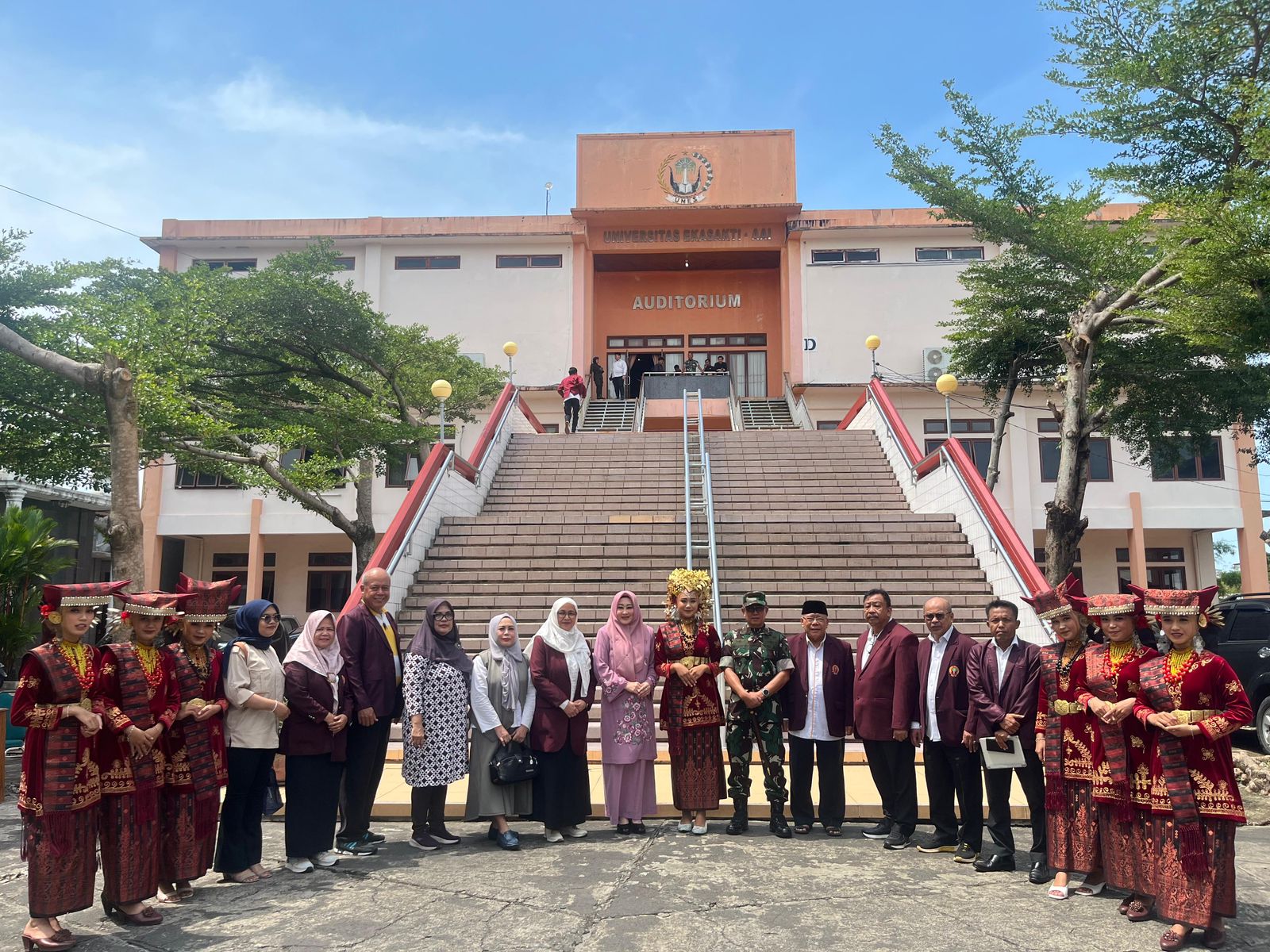 lisda-hendrajoni-ajak-mahasiswa-baru-universitas-eka-sakti-padang-junjung-tinggi-adab-dan-karakter