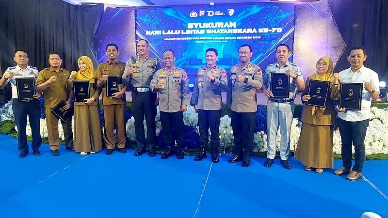 dukung-keselamatan-berlalulintas,-ditlantas-polda-beri-penghargaan-ketua-pwi-sumbar  