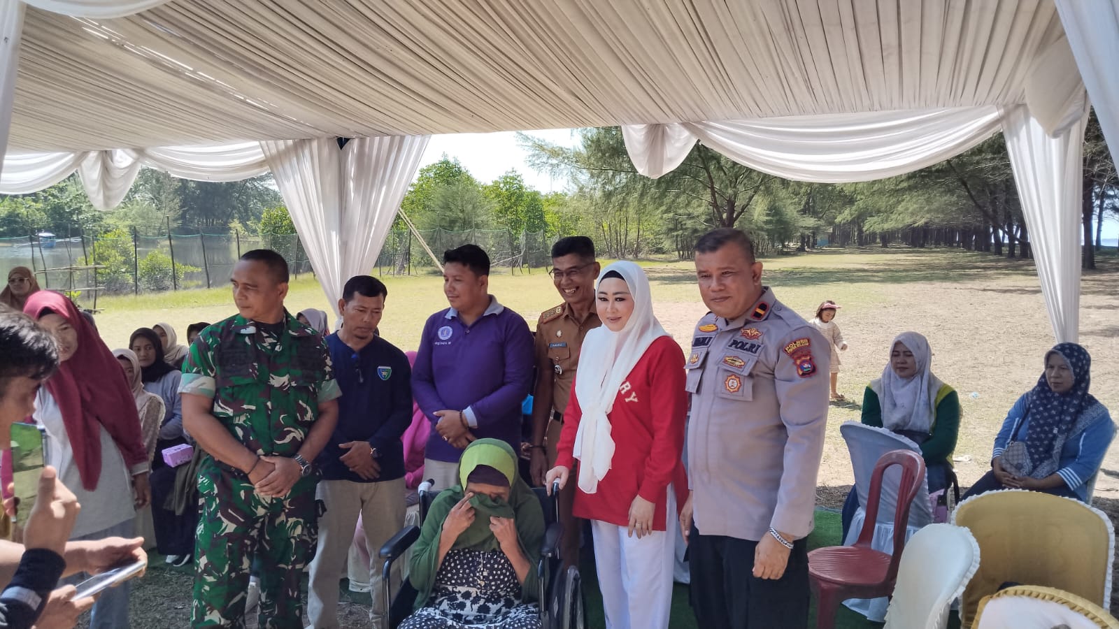 lisda-hendrajoni-serahkan-kursi-roda-dan-tongkat-untuk-warga-sutera