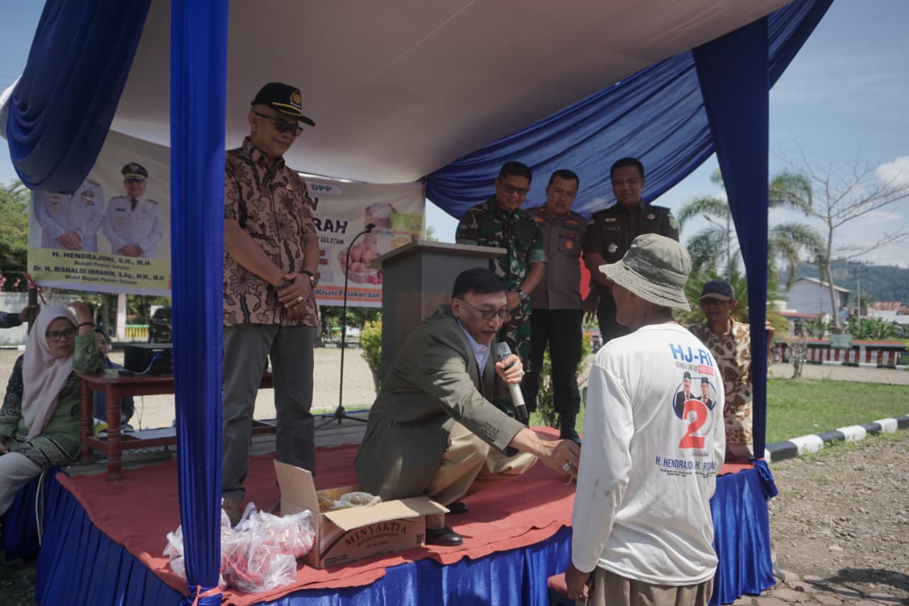 ratusan-warga-serbu-gerakan-pangan-murah-di-batang-kapas-pessel