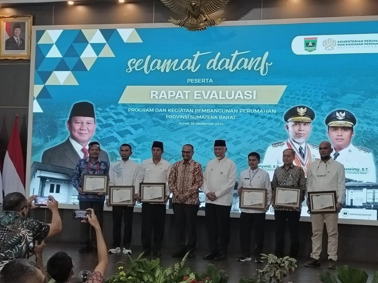 agam-terima-penghargaan,-terbaik-penganggaran-bidang-perumahan-dalam-apbd-delinasi-pedesaan