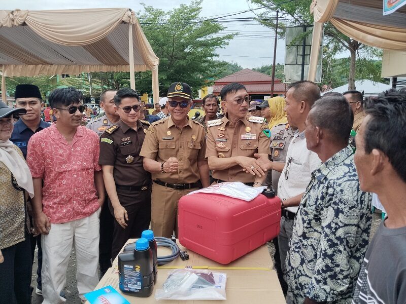 nelayan-pesisir-selatan-terima-bantuan-mesin-tempel