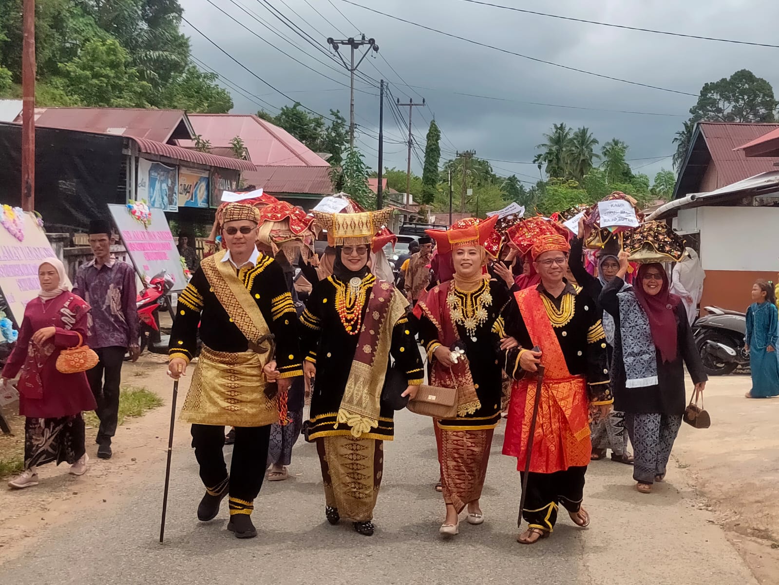 rang-kambang-baralek-gadang,-ahda-yanuar-dilewakan-sebagai-datuak-rajo-sutan-dari-kaum-sikumbang 