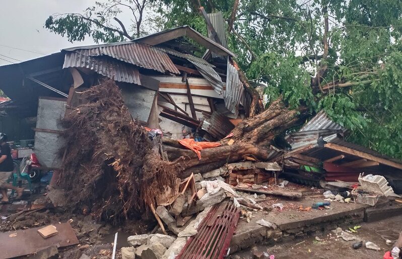 kota-solok-porak-poranda-dilanda-angin-kencang