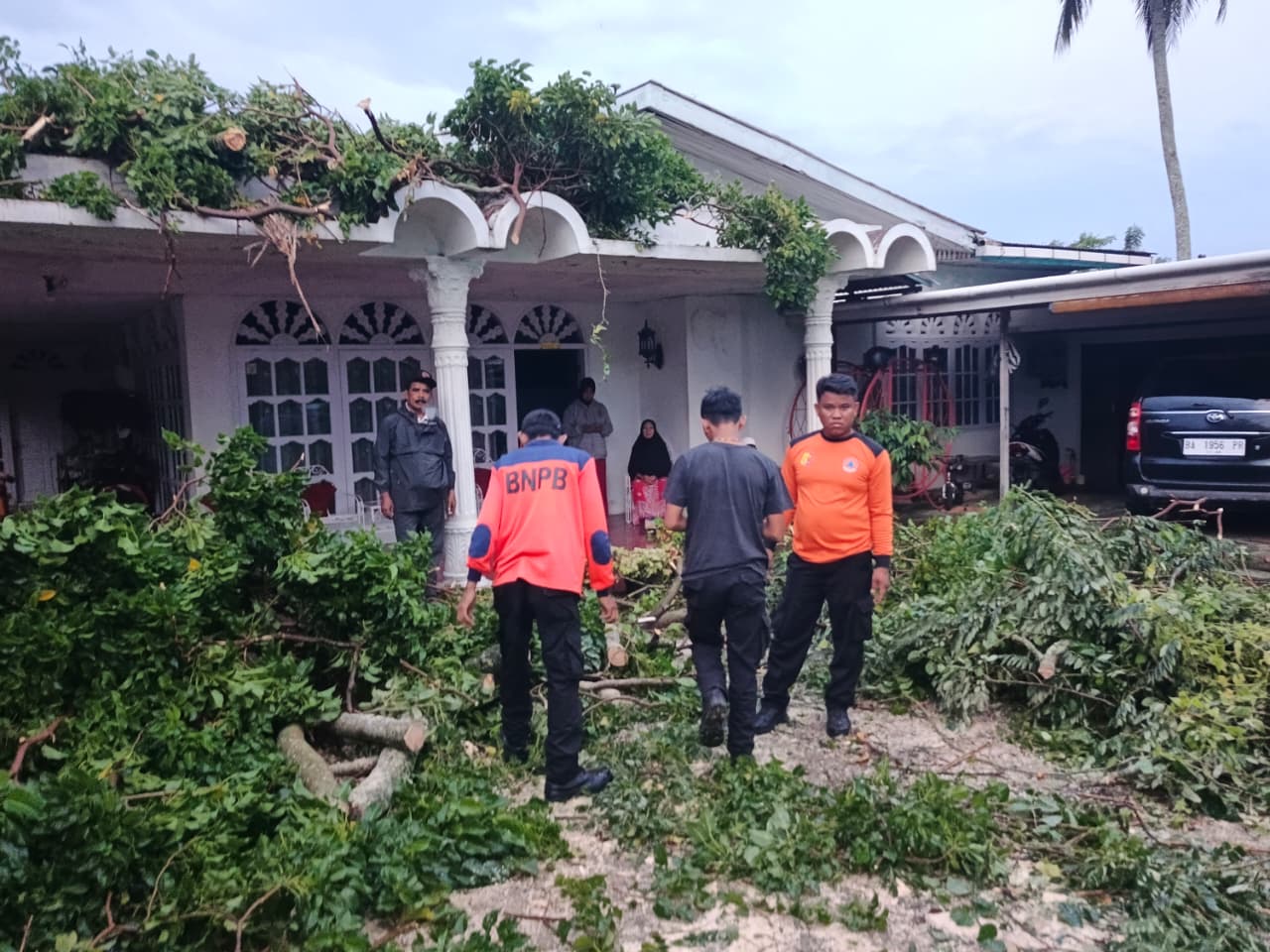 hujan-badai-guncang-kota-solok:-12-kelurahan-terdampak,-puluhan-rumah-dan-kantor-rusak-parah!