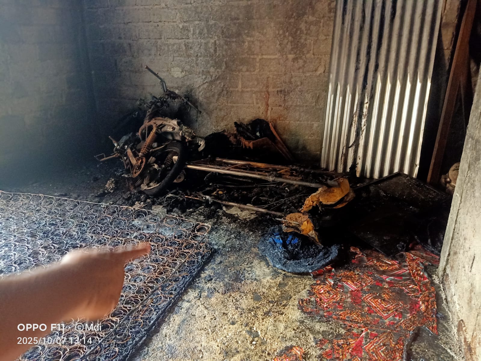 nyaris-ludes-dilalap-api,-rumah-di-dharmasraya-diselamatkan-water-cannon-polisi