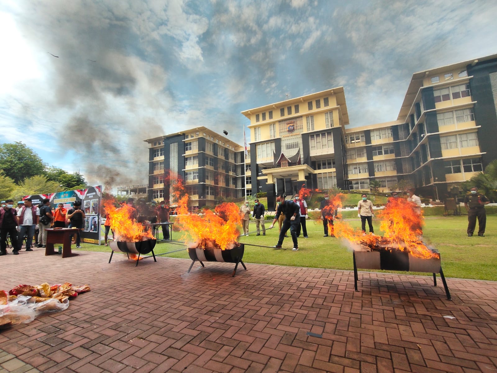 pemusnahan-ganja-40-kilogram-dan-sabu-84-kilogram-di-sumbar:-polisi-ungkap-jaringan-narkoba-besar,-masyarakat-diminta-waspada