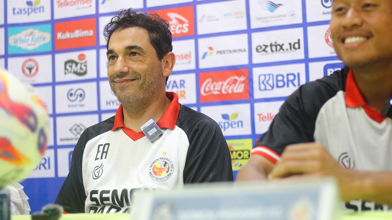 semen-padang-fc-pecat-eduardo-almeida