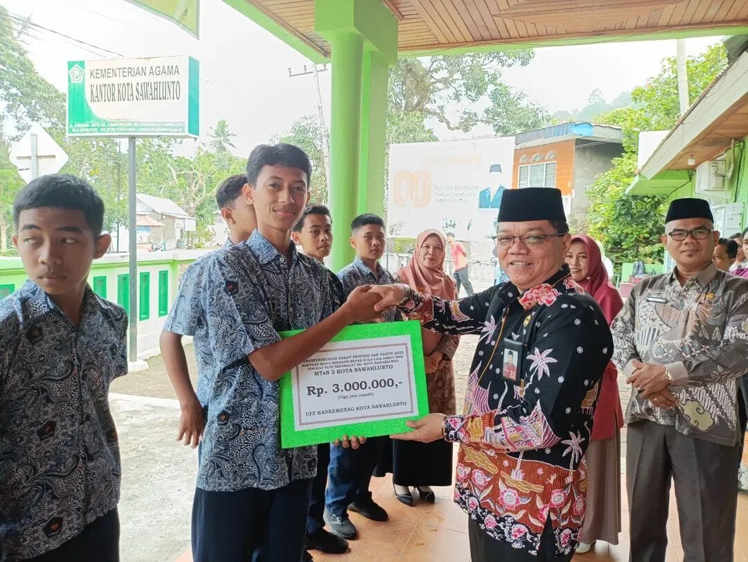kepala-kemenag-sawahlunto-beri-reward-33-siswa-berprestasi-dalam-ajang-omi