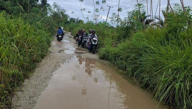dikeluhkan-masyarakat,-dinas-pupr-janji-perbaiki-jalan-poros-mengkikip-tahun-depan