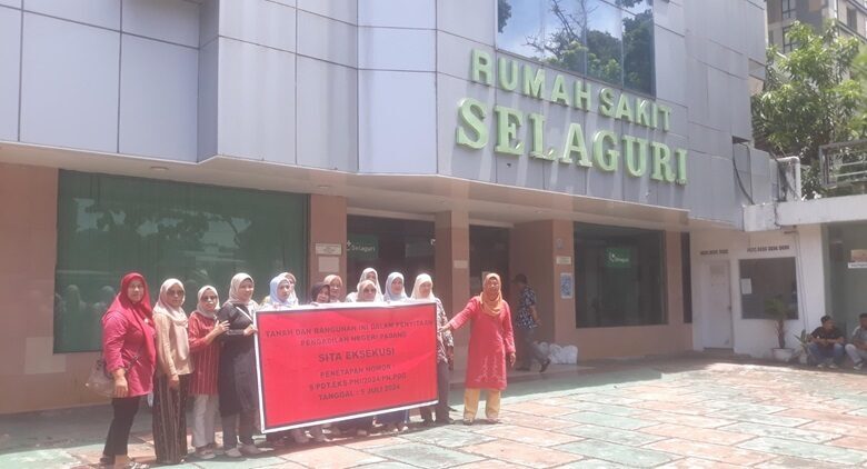 tuntut-pembayaran-hak-rp1,2-miliar,-17-karyawan-rs-selaguri-padang-eksekusi-aset-perusahaan