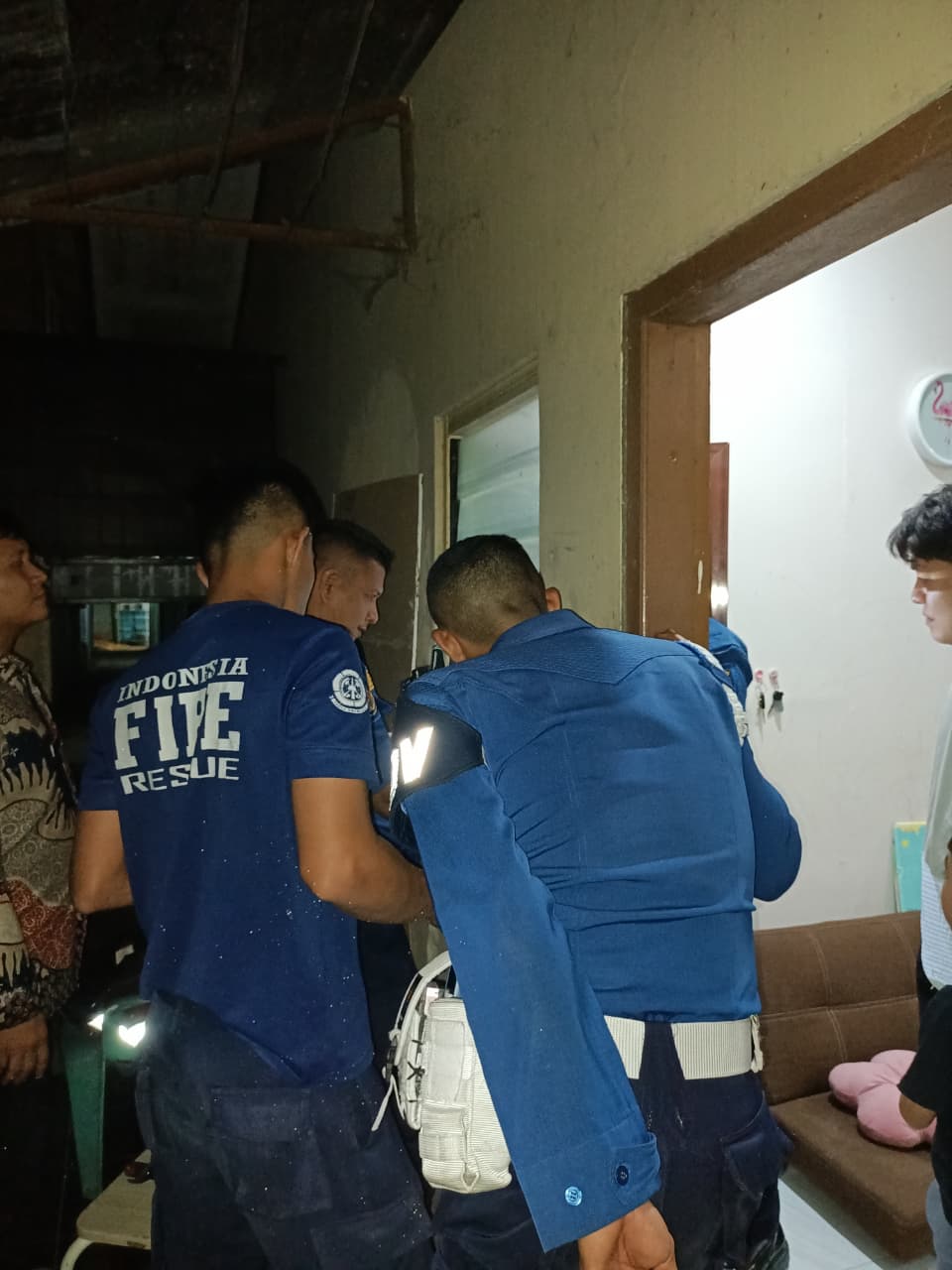 tim-damkar-berhasil-selamatkan-tiga-orang-terkurung-di-kamar