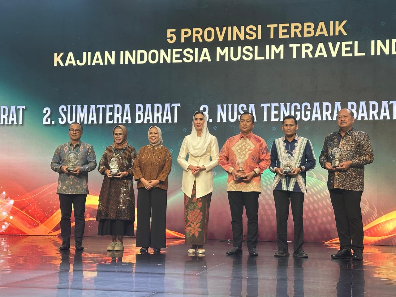 membanggakan,-sumbar-raih-dua-penghargaan-bergengsi-di-indonesia-muslim-travel-index-2025