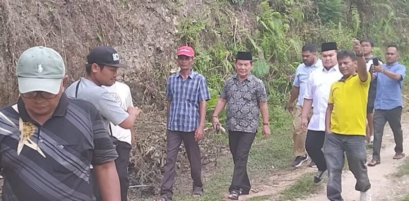 tersentuh-kondisi-warga-kelok-kuranji,-osman-ayub -dorong-pemasangan-tiang-listrik-dan-akses-jalan-segera-dibangun