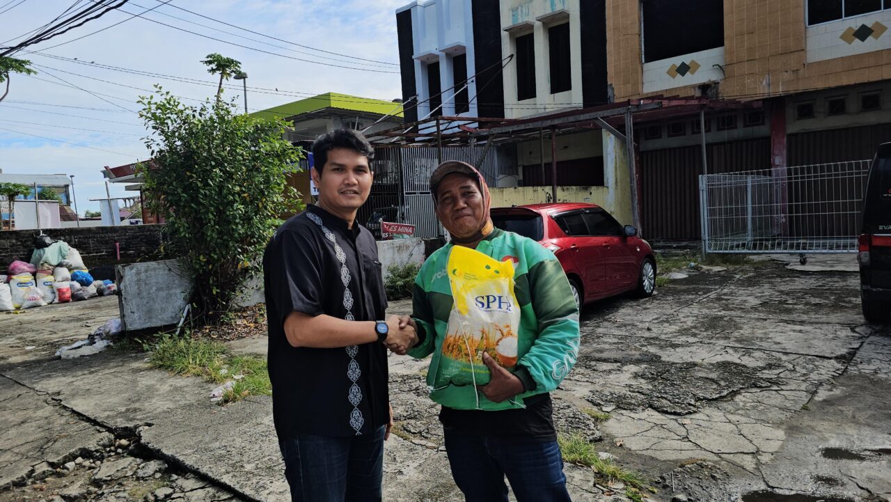 lisda-hendrajoni-salurkan-sembako-kepada-pengendara-ojol-di-padang