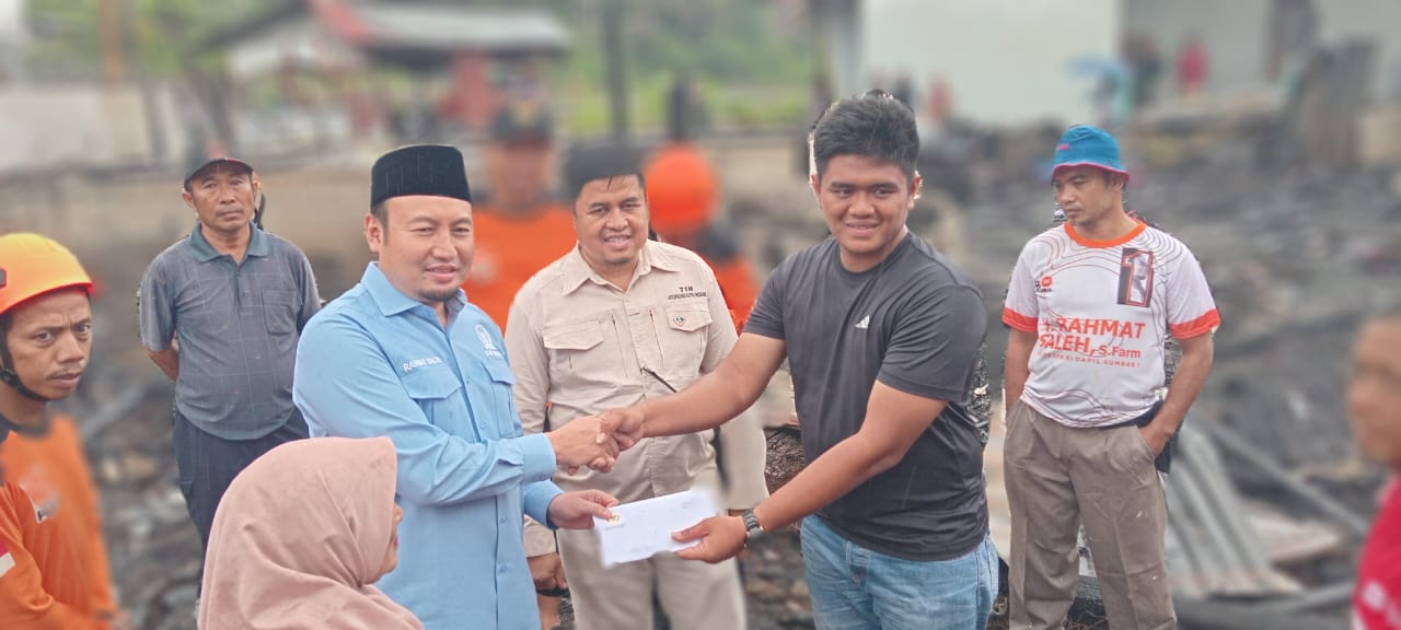 sambangi-korban-kebakaran-di-pemancungan,-rahmat-saleh-serahkan-bantuan