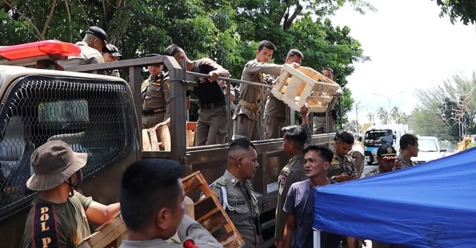 satpol-pp-padang-tertibkan-lapak-pedagang-berjualan-di-fasum