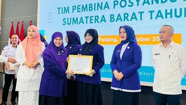 lisda-hendrajoni-raih-penghargaan-tp-posyandu-terbaik-se-sumbar