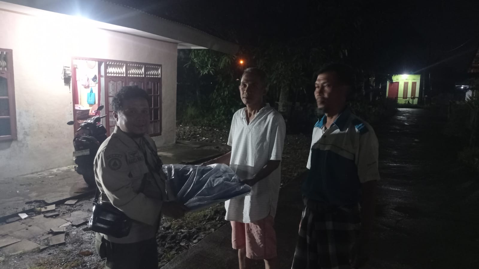 puting-beliung-malam-ini-terjang-ulak-karang-selatan,-2-rumah-rusak-dan-bantuan-segera-disalurkan