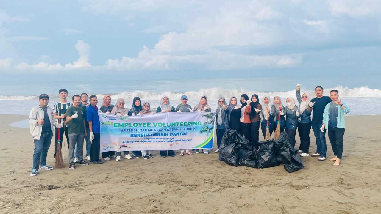 wujud-nyata-peduli-lingkungan:-bpjs-ketenagakerjaan-padang-turun-tangan,-bersihkan-pantai-demi-masa-depan.